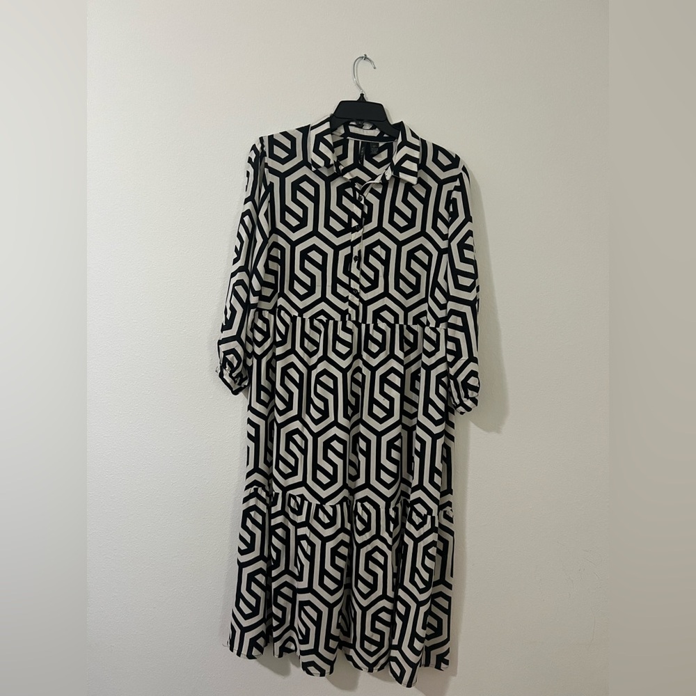Elegant Black and White Geometric Long Sleeve Dress, Size IX